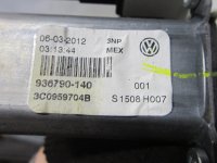 Моторчик стеклоподъемника задний правый на Volkswagen Jetta A6 — фото 4