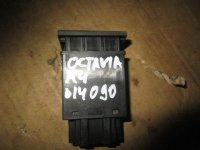 Кнопка открывания лючка бензобака на Skoda Octavia A4 — фото 3