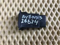 Кнопка антипробуксовочной системы на Toyota Avensis T250 — фото 3