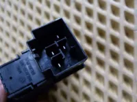Кнопка стеклоподъемника на Volkswagen Polo Mk5 — фото 4