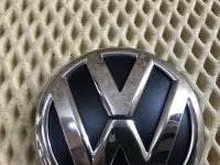 Эмблема на крышку багажника на Volkswagen Jetta A6 — фото 3