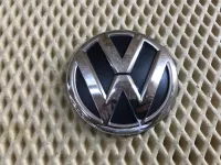 Эмблема на крышку багажника на Volkswagen Jetta A6 — фото 1