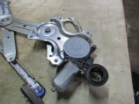 Стеклоподъемник электрический передний правый на Toyota Corolla E150 — фото 2