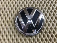 Эмблема на крышку багажника VW Jetta 2011-2018 VW Passat [B7] 2011-2015 VW Passat [B8] 2015-2024 VW Polo (HB) 2009-2017 VW Polo (Sed RUS) 2011-2020 (5C6853630) — фото 1