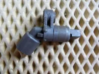 Датчик ABS передний правый Audi A3 (8L1) 1996-2003;TT(8N) 1998-2006;Arosa 1997-2004;Cordoba 1993-1996;Cordoba 1996-1999;Cordoba 1999-2002;Ibiza II 1993-1996;Ibiza III 1999-2002;Leon (1M1) 1999-2006;Toledo I 1991-1999;Toledo II 1999-2006;Octavia (A4 1U-) 2000-2011;Octavia 1997-2000;Caddy II 1995-2004;Corrado 1988-1995;Golf III/Vento 1991-1997;Golf IV/Bora 1997-2005;Lupo 1998-2005;New Beetle 1998-2010;Passat [B4] 1994-1996;Polo 1994-1999;Polo 1999-2001; Polo Classic 1995-2002 (1J0927804) — фото 1