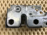 Замок капота на Volkswagen Passat B6 — фото 2