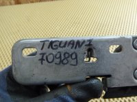 Крючок капота на Volkswagen Tiguan — фото 7