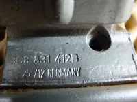 Петля двери передней правой верхняя на Volkswagen Passat B7 — фото 4