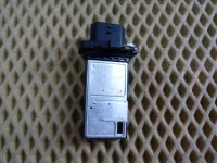 Датчик массового расхода воздуха Nissan 350Z (Z33) 2003-2009;Almera Classic (B10) 2006-2013;Armada 2004-2016;CabStar 2008-2011;Cube (Z12) 2008-2020;GT-R 2008>;Juke (F15) 2011-2019;King Cab D22 1998-2012;Maxima (A34) 2004-2008;Maxima QX34 USA 2004-2008;Micra (K12E) 2002-2010;Micra (K13K) 2010-2016;Murano (Z50) 2004-2008;Murano (Z51) 2008-2015;Navara (D40) 2005-2015;Note (E11) 2006-2013;Note (E12) 2013-2020;NP300 2008-2015;NV200 (M20) 2009>;Pathfinder (R51) 2005-2014;Pathfinder (R52) 2014-2020;Patrol (Y61) 1997-2009;Patrol (Y62) 2010>;Primera P12E 2002-2007;Qashqai (J10) 2006-2014;Qashqai (J11) 2014-2022;Qashqai+2 (JJ10) 2008-2014;Quest (RE52) 2011>;Sentra (B17) 2013-2017;Teana J31 2003-2008;Teana J32 2008-2013;Teana L33 2014>;Tiida (C11) 2007-2014;Tiida (C13) 2015>;Titan 2003-2015;XTerra (N50) 2005-2015;X-Trail (T30) 2001-2006;X-Trail (T31) 2007-2014;X-Trail (T32) 2014>;Koleos (HY) 2008-2016 (226807S00B) — фото 1
