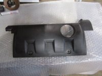 Накладка декоративная Peugeot 308 I 2007-2015,C4 2005-2011,207 2006-2013,C4 Grand Picasso 2006-2014,Partner Tepee(B9) 2008-2018,3008 2010-2016,Berlingo (NEW) (B9) 2008>,C4 II 2011>,DS4 2011-2015,DS3 2009-2015,C3 2009-2016 (НА ДВИГАТЕЛЬ V758590680) — фото 1