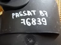 Корпус воздушного фильтра на Volkswagen Passat B7 — фото 9