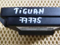 Блок управления парковочным тормозом на Volkswagen Tiguan — фото 4