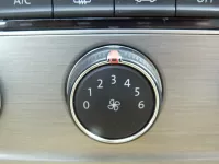 Блок управления климатической установкой на Volkswagen Golf Mk7 — фото 6