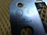 Крючок капота на Volkswagen Golf Mk7 — фото 4