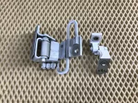 Петля двери передней правой верхняя на Volkswagen Touran — фото 1