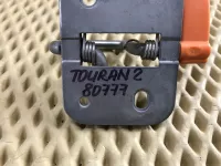 Крючок капота на Volkswagen Touran — фото 5