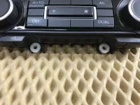 Блок управления климатической установкой на Volkswagen Touran — фото 5