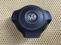 Заглушка в руль VW Golf Plus 2005-2014 VW Golf VI 2009-2013 VW Passat CC 2008-2017 VW Polo (HB) 2009-2017 VW Scirocco 2008-2017 VW Tiguan 2007-2011 VW Tiguan 2011-2016 VW Touran 2010-2016 (1T0880201L) — фото 1