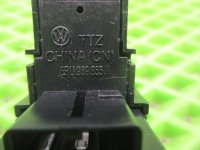 Кнопка стеклоподъемника на Volkswagen Polo Mk5 — фото 3
