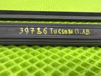 Уплотнитель стекла двери передней левой на Hyundai Tucson NX4 — фото 12