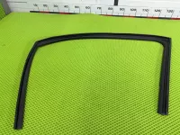 Уплотнитель стекла двери передней левой на Hyundai Tucson NX4 — фото 1
