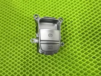 Кнопка фиксатора стояночного тормоза на Hyundai Tucson NX4 — фото 1