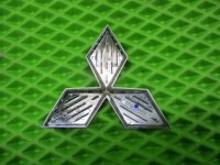 Эмблема на крышку багажника на Mitsubishi Pajero Sport — фото 3
