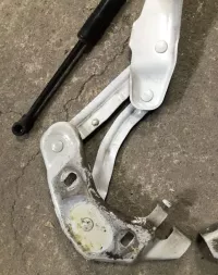 Петля капота на Audi A1 8X — фото 8