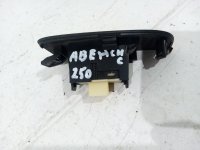 Кнопка стеклоподъемника на Toyota Avensis T250 — фото 4