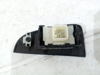 Кнопка стеклоподъемника на Toyota Avensis T250 — фото 3
