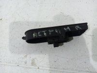 Кнопка стеклоподъемника на Opel Astra H — фото 3