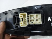 Кнопка стеклоподъемника на Toyota Corolla E150 — фото 2