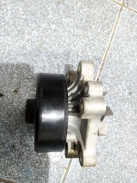 Насос водяной на Toyota Avensis T250 — фото 2