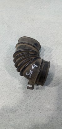 Патрубок воздушного фильтра на Suzuki Liana — фото 3