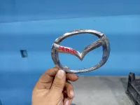 Эмблема на Mazda Demio DY — фото 2