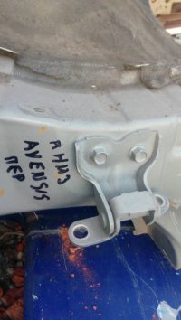 Петля двери передней правой нижняя на Toyota Avensis T250 — фото 1