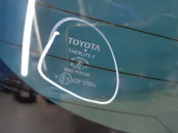 Стекло заднее на Toyota Vitz XP130 — фото 2