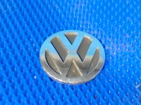 Эмблема на крышку багажника на Volkswagen Passat B5 — фото 1