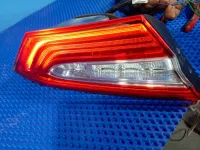 Фонарь задний внутренний левый на Toyota Camry XV70 — фото 9