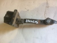 Ограничитель двери на Toyota Avensis T250 — фото 3