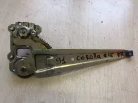 Стеклоподъемник механический задний правый на Toyota Corolla E150 — фото 2