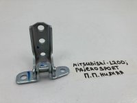 Петля двери передней правой нижняя на Mitsubishi L200 KJ/KK/KL — фото 1