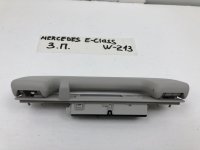 Ручка внутренняя потолочная задняя правая на Mercedes-Benz E-Class W213 — фото 1