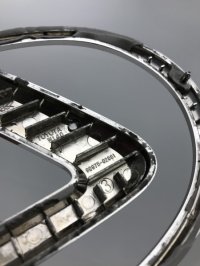 Эмблема на крышку багажника на Lexus LX570 J200 — фото 5