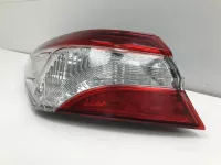 Фонарь задний наружный левый на Toyota Camry XV70 — фото 1