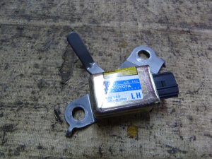 Датчик AIR BAG Toyota RAV 4 2000-2005 (ПОСЛЕ 07/2003г. ЛЕВЫЙ 8983042020) — фото 1