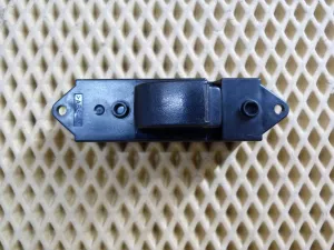 Кнопка стеклоподъемника Mitsubishi Pajero/Montero IV (V8, V9) 2007-2021 (ПЕРЕДНЯЯ ПРАВАЯ 8608A142) — фото 1