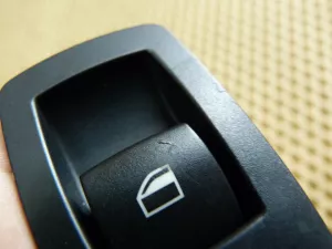 Кнопка стеклоподъемника задняя левая BMW 1-серия E87/E81 2004-2011 — фото 2