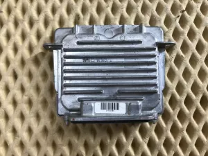 Блок ксеноновой лампы Ford C-MAX 2010-2019 Ford Grand C-MAX 2010-2019 Ford Kuga 2012-2019 Jaguar F-TYPE 2013-2024 Jaguar XJ 2009-2019 Jeep Grand Cherokee (WK2) 2010-2022 Land Rover Discovery IV 2009-2016 Land Rover Range Rover IV 2013-2022 Land Rover Range Rover Sport 2005-2012 Maserati Levante 2016> Maserati Quattroporte 2012-2024 Volvo S60 2010-2018 Volvo V60 2011-2018 Volvo XC60 2008-2017 (LR014114 C2D5271 89089352) — фото 1