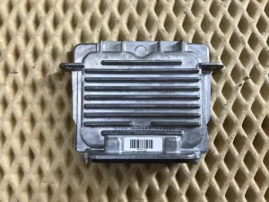 Блок ксеноновой лампы Ford C-MAX 2010-2019 Ford Grand C-MAX 2010-2019 Ford Kuga 2012-2019 Jaguar F-TYPE 2013-2024 Jaguar XJ 2009-2019 Jeep Grand Cherokee (WK2) 2010-2022 Land Rover Discovery IV 2009-2016 Land Rover Range Rover IV 2013-2022 Land Rover Range Rover Sport 2005-2012 Maserati Levante 2016> Maserati Quattroporte 2012-2024 Volvo S60 2010-2018 Volvo V60 2011-2018 Volvo XC60 2008-2017 (LR014114 C2D5271 89089352) — фото 1